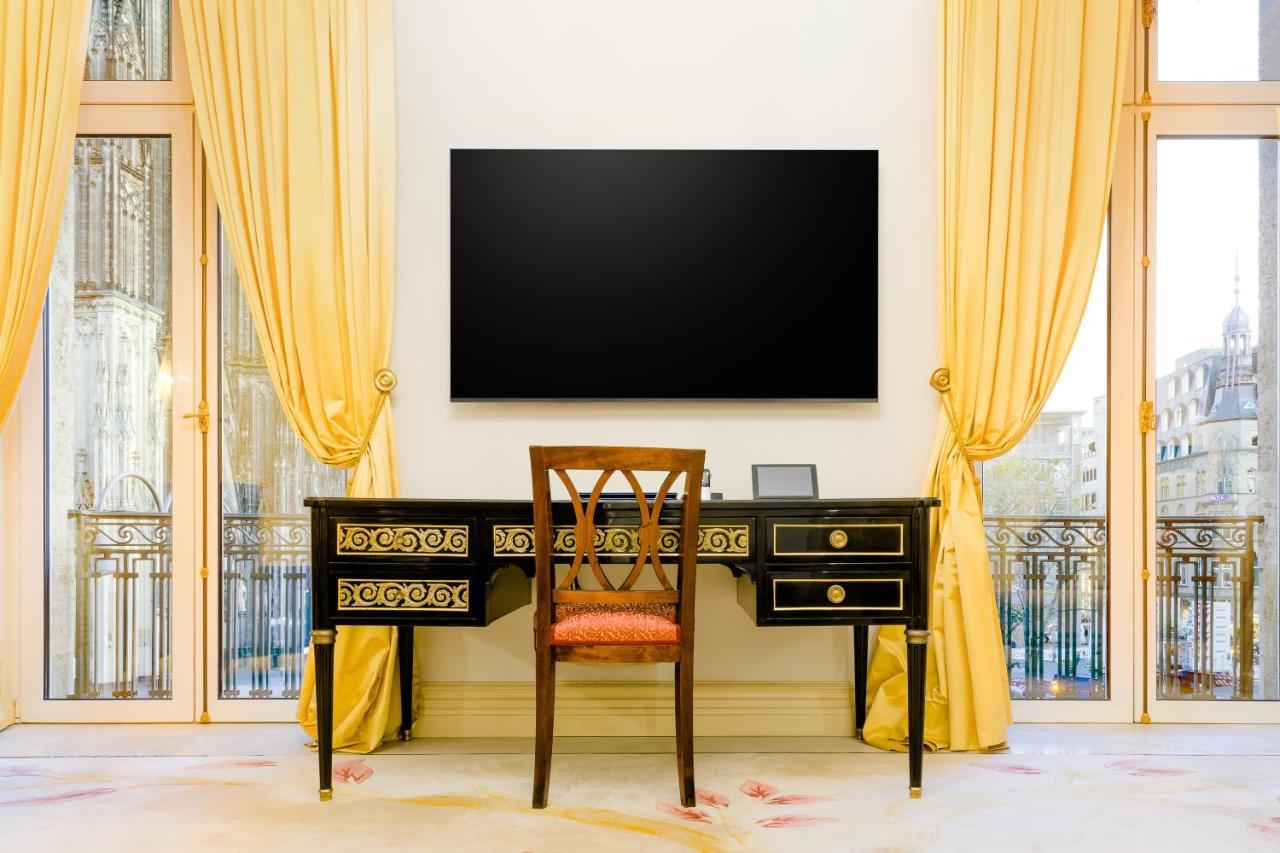 Excelsior Hotel Ernst Am Dom Κολωνία Εξωτερικό φωτογραφία A flat-screen television mounted on a wall