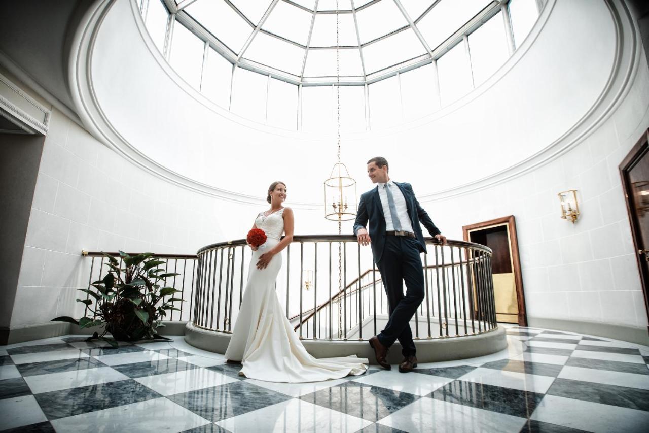Excelsior Hotel Ernst Am Dom Κολωνία Εξωτερικό φωτογραφία Wedding couple at the Hotel