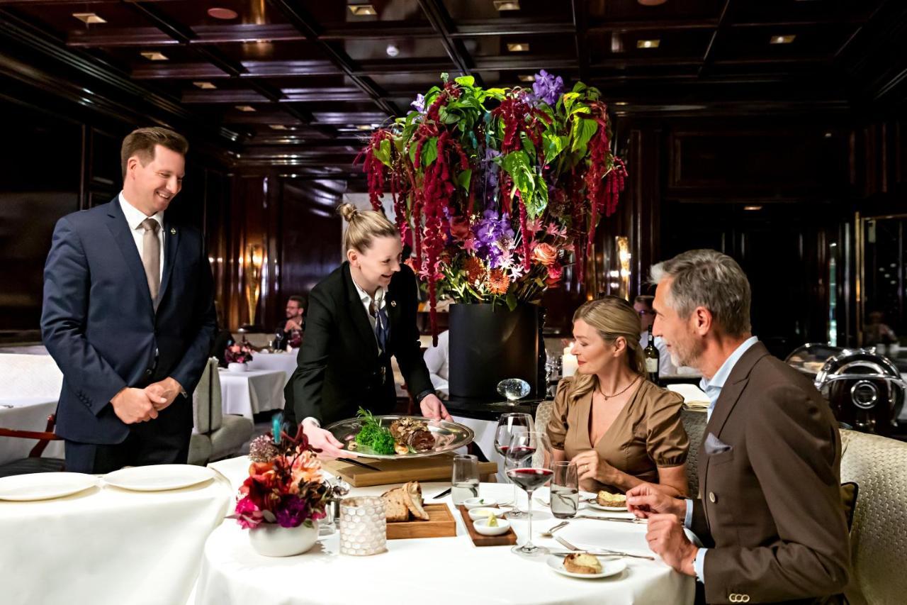 Excelsior Hotel Ernst Am Dom Κολωνία Εξωτερικό φωτογραφία Restaurant on board of a cruise ship