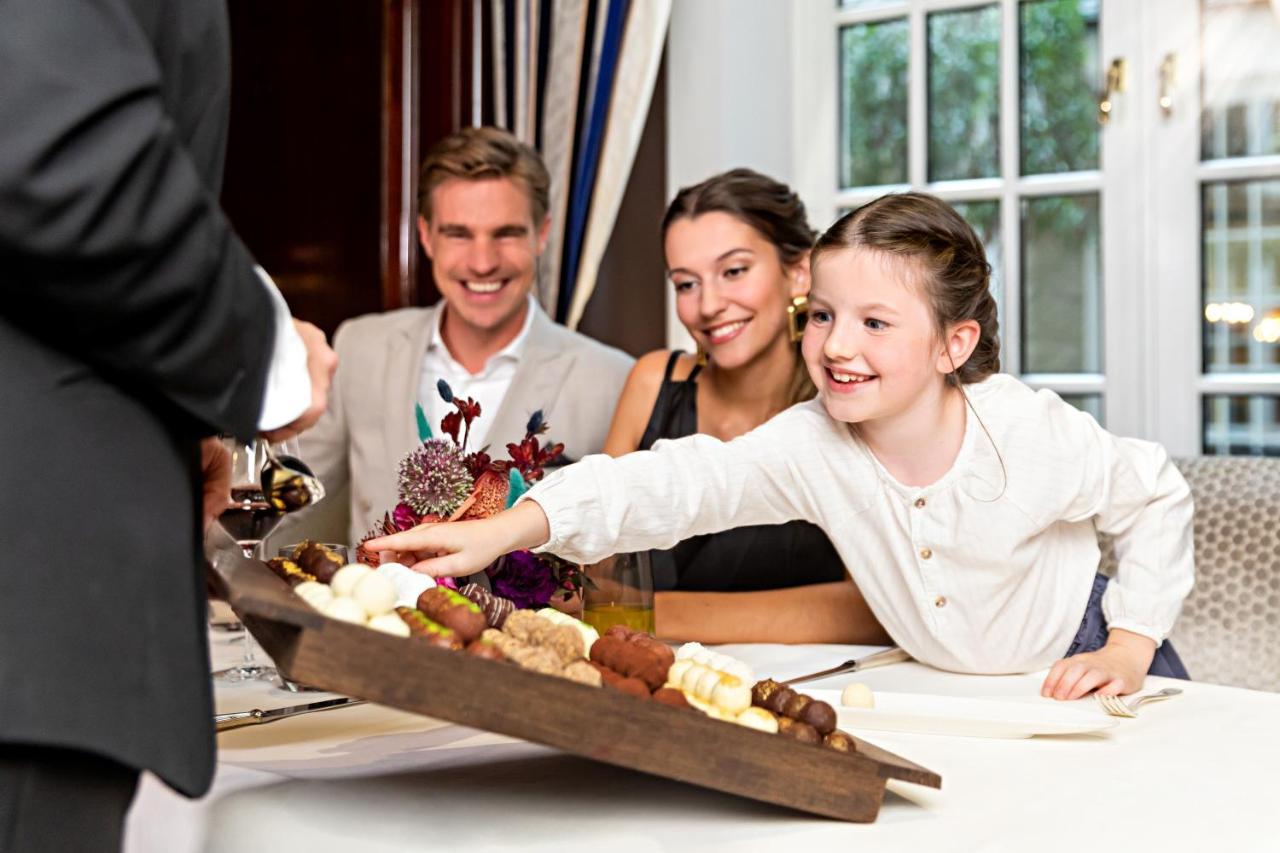 Excelsior Hotel Ernst Am Dom Κολωνία Εξωτερικό φωτογραφία A family at a restaurant