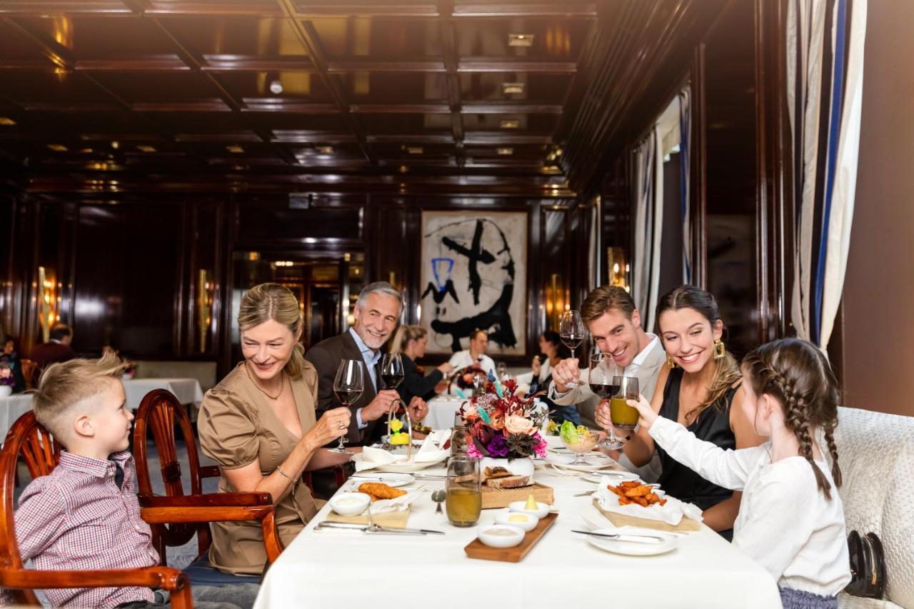 Excelsior Hotel Ernst Am Dom Κολωνία Εξωτερικό φωτογραφία Family dining at the restaurant