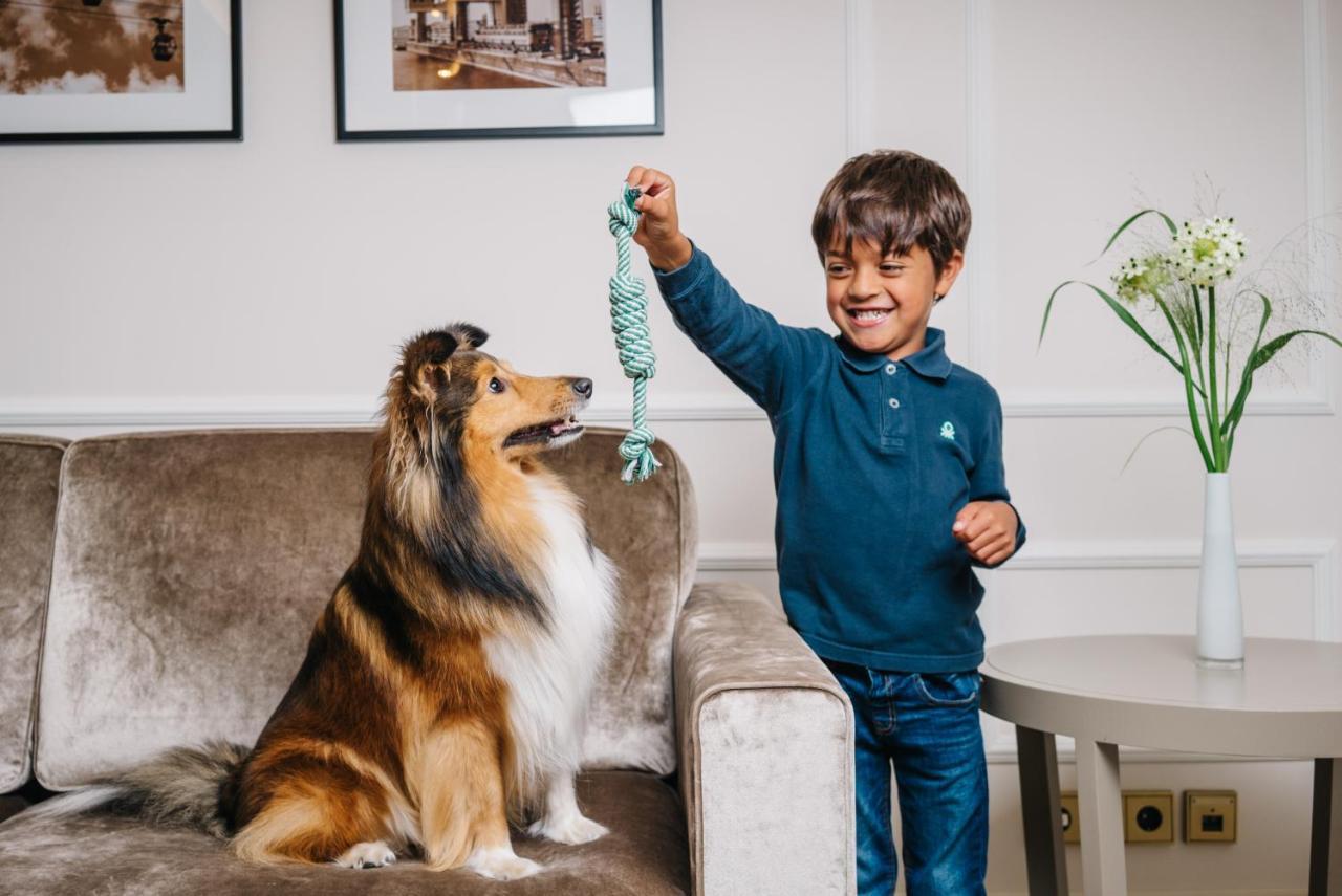 Excelsior Hotel Ernst Am Dom Κολωνία Εξωτερικό φωτογραφία A child with a dog