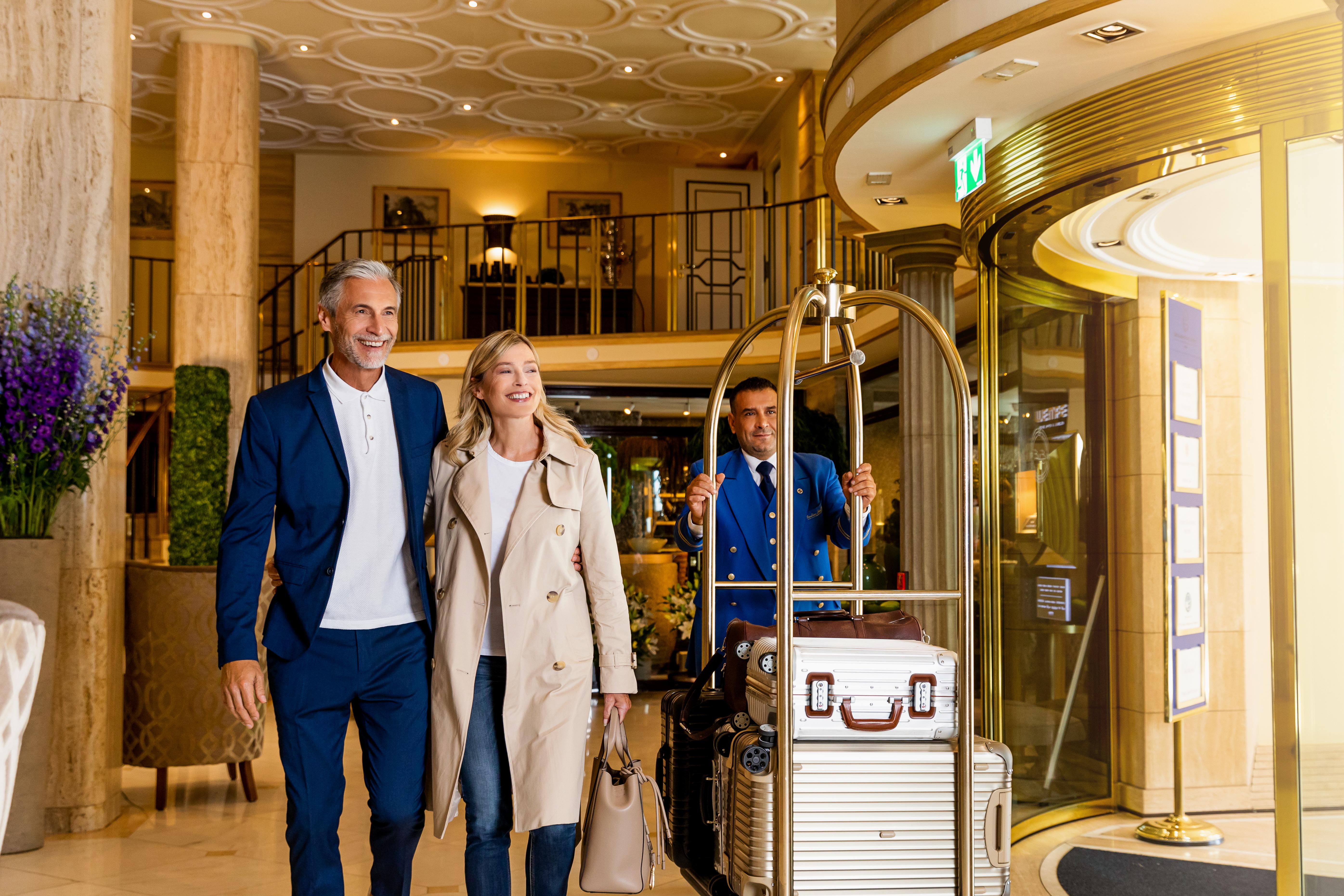 Excelsior Hotel Ernst Am Dom Κολωνία Εξωτερικό φωτογραφία A bellboy pushing a luggage cart